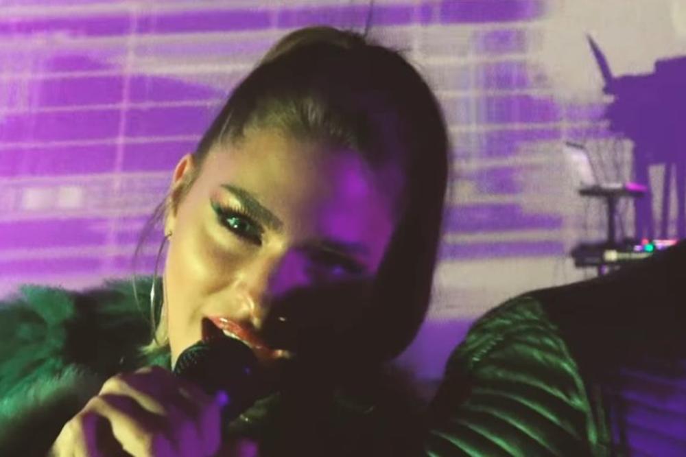 PRAVA BOMBA! Ona je ćerka našeg poznatog pevača i izgleda TOP! (FOTO) (VIDEO)