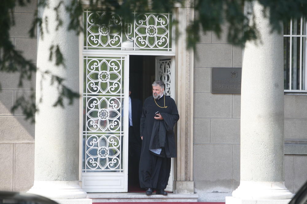 KO JE VAŽNIJI PRED BOGOM - MUŠKARCI ILI ŽENE? Vladika Grigorije je DAO JASAN ODGOVOR, poslušajte NJEGOVE REČI
