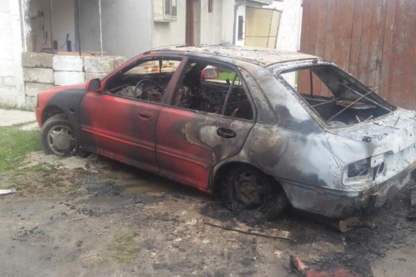 Kandidatu za odbornika DS-a ZAPALJEN AUTOMOBIL! (FOTO)