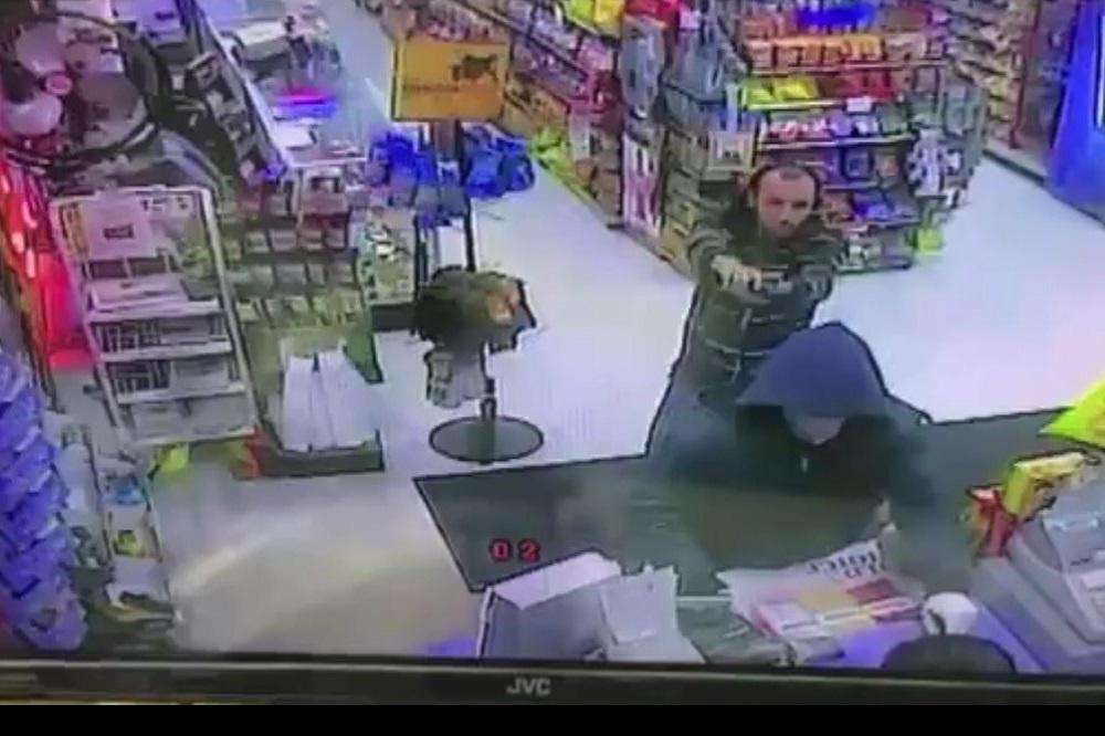 MOJU SI PRODAVNICU NAŠAO DA PLJAČKAŠ?! Ni pištolj nije spasao lopova od razjarenog trgovca! (VIDEO)