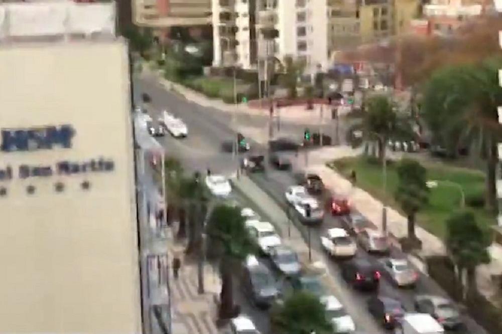 SVE SE RUŠI I RASTURA! Snimak sa vrha solitera dok ga trese SNAŽAN ZEMLJOTRES! (VIDEO)