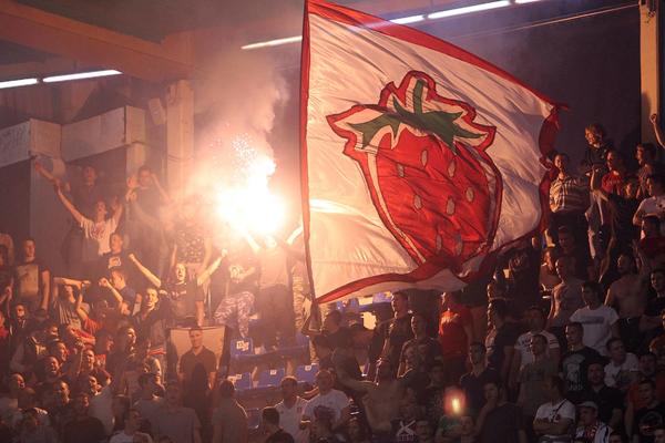 Zvezda papreno kažnjena zbog Delija, Partizan ne plaća ni dinara za ponašanje Grobara na derbiju! (FOTO)