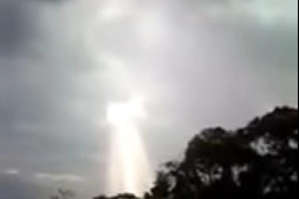 Mnogima je ovo dokaz da ISUS POSTOJI: Nakon stravične nesreće, njegov lik se ukazao na nebu! (VIDEO)