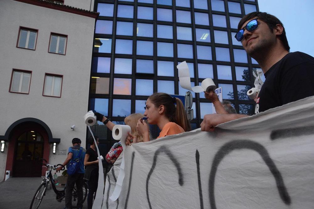 SUTRA OD 18H PONOVO - Protest u centru Beograda! TOALET PAPIROM NA ZGRADU RTS - a! (VIDEO)