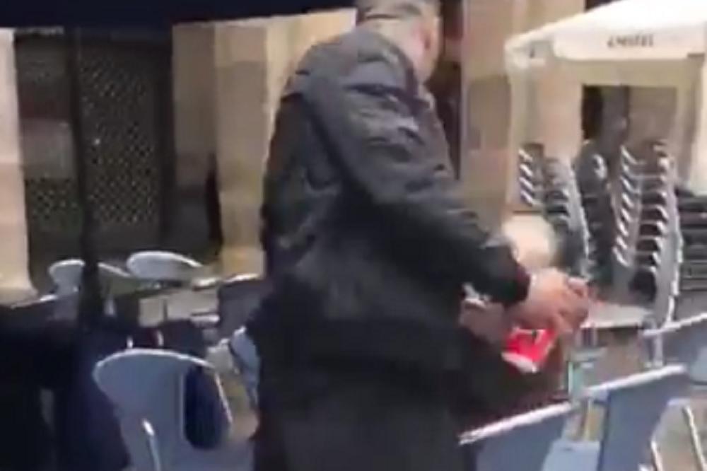 MONSTRUM! Navijač Betisa iz čista mira brutalno pretukao čoveka i njegovo kučence! (UZNEMIRUĆI VIDEO)