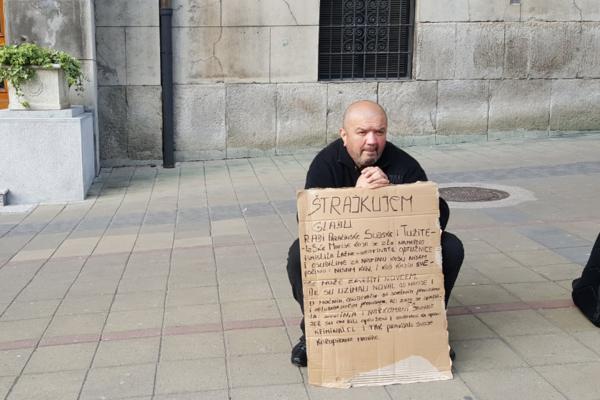 ON ŠTRAJKUJE GLAĐU ISPRED VLADE SRBIJE: Muškarac drži natpis, a kada ga pročitate, sve će vam biti jasno! (FOTO)