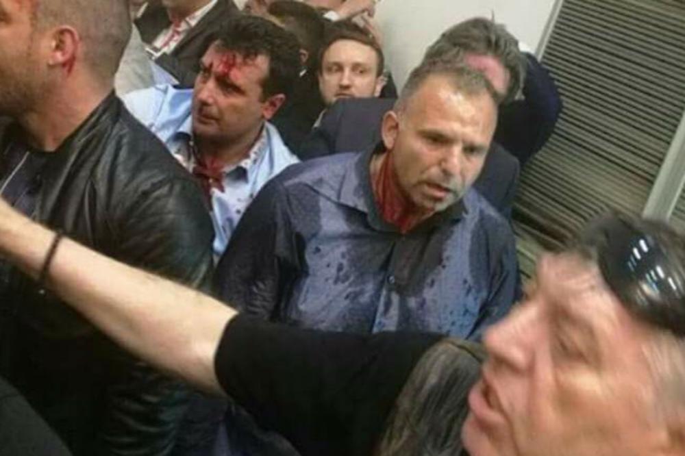 Ovo je trenutak kada su ZAEVU RAZBILI GLAVU: Batinaši iz VMRO-DPMNE su uleteli,  a onda su ga prebili do KRVI!  (VIDEO) (FOTO)