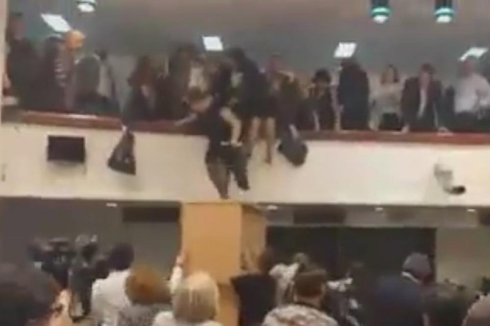 LJUDI SKAKALI S GALERIJE! Ovako su se spasavali u Makedonskom parlamentu od napada i batinjanja pripadnika VMRO-DPMNE! (VIDEO)