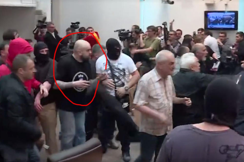 HAPSE HULIGANE KOJI SU TUKLI POSLANIKE: Izdat nalog za privođenje 15 osoba!