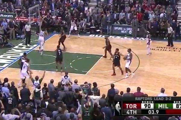 ŠTA JE S MOZGOM? Njegov tim gubi 3 razlike, a on ide na zakucavanje u poslednjoj sekundi i ispada iz plej-ofa! (VIDEO)