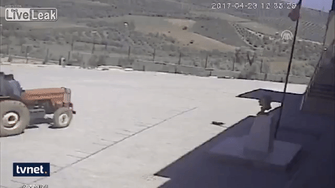 Što ne bismo traktorom uradili drifting? Sledećeg momenta dobili su krvav odgovor! (VIDEO)