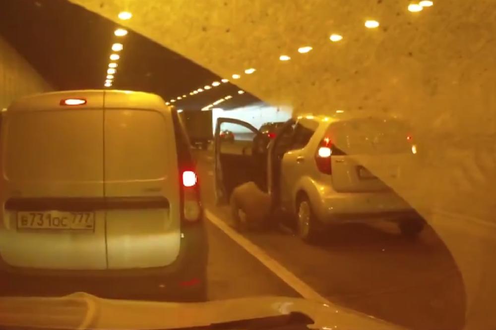 ŽENA ZAUSTAVILA VOZILO USRED TUNELA, PA PREGAZILA SAMU SEBE: Živa istina, morate da pogledate (VIDEO)