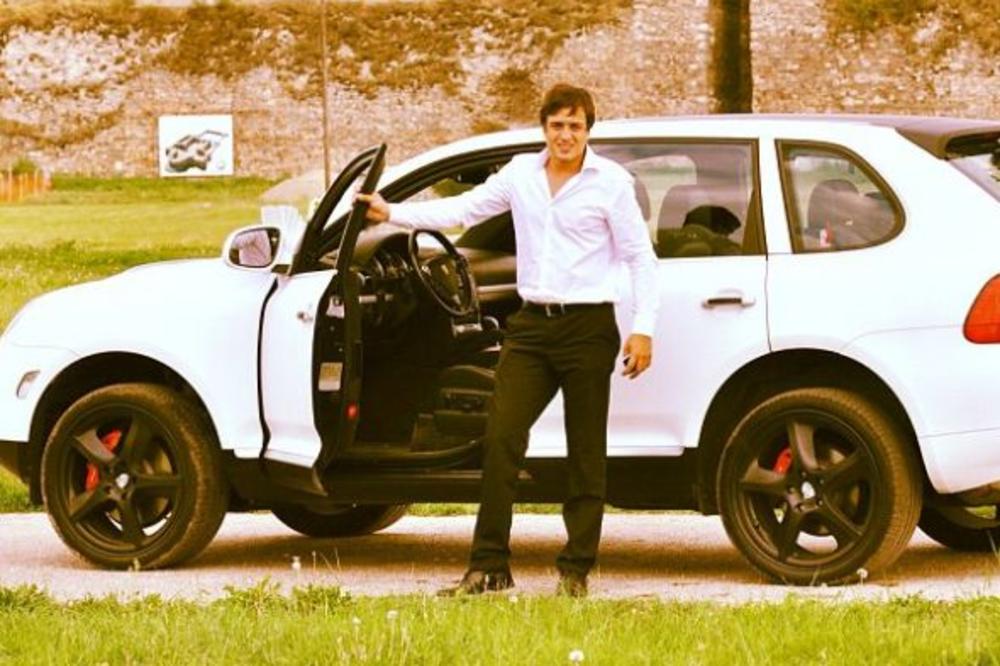 Ćale mu je fudbalska legenda, žena voditeljka Pinka, ali ovog FRAJERA NIKO NE ZNA! Ovo je stariji brat Vujadina Savića! (FOTO)