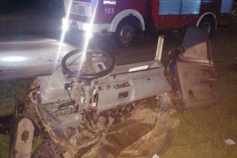 JEZIVI SNIMAK SA PUMPE U VRBASU: BMW se zakucao u auto! Prepolovio ga je! (VIDEO)