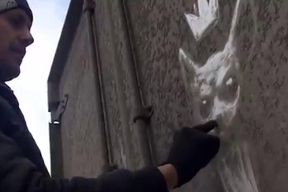 "OPERI ME" je prevaziđeno, ovaj car ostavlja NAJJAČE PORUKE na prljavim vozilima! (VIDEO)