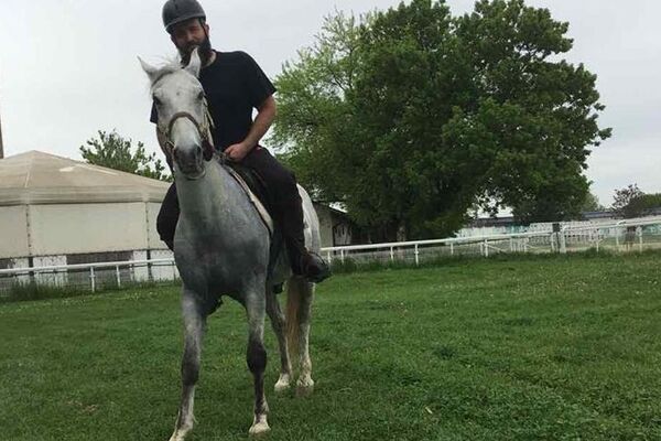 MUAMER ZUKORLIĆ NA KONJU: Ovako se bivši muftija opušta (FOTO)