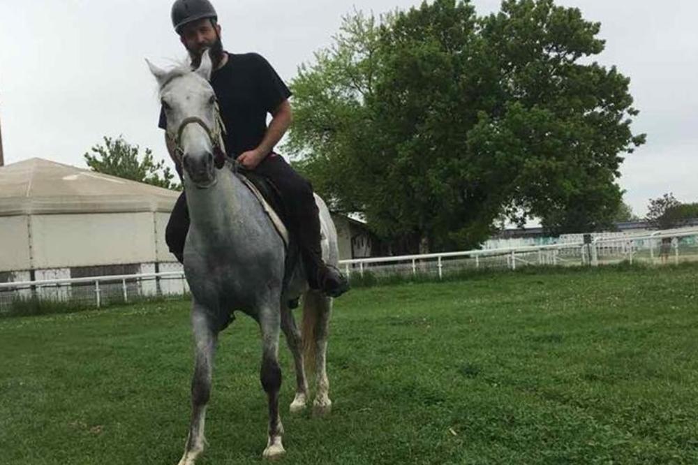 MUAMER ZUKORLIĆ NA KONJU: Ovako se bivši muftija opušta (FOTO)