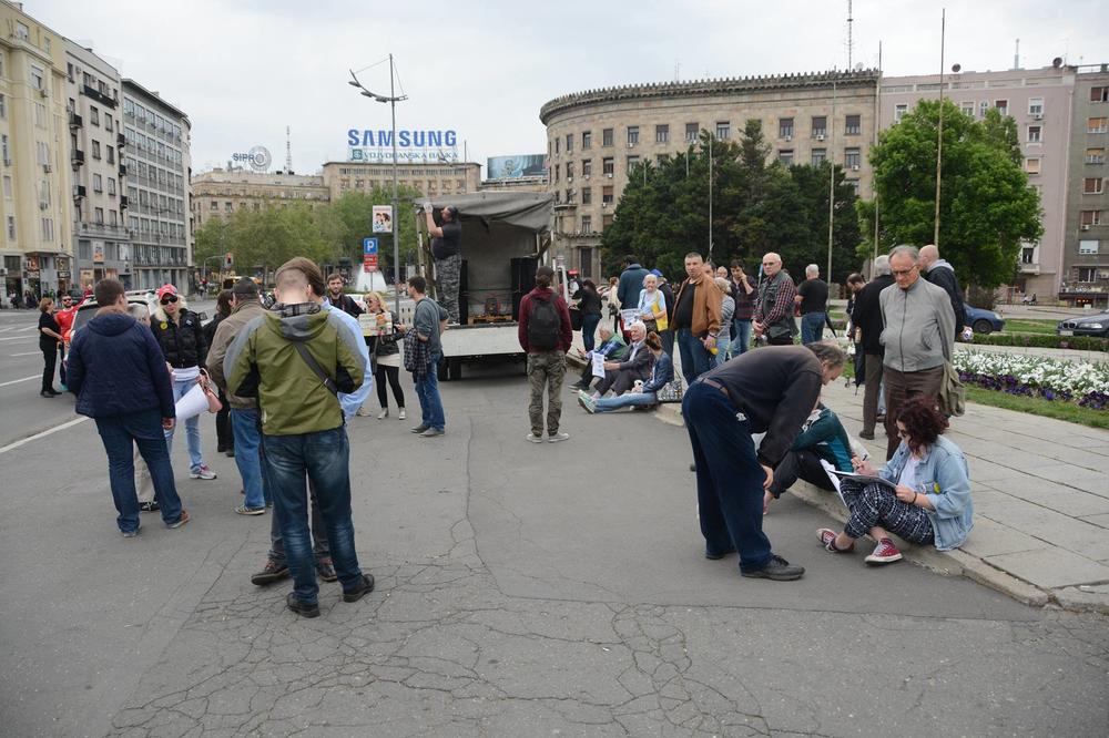 DA LI JE OVO NAJBOLJA RIBA NA PROTESTU? Dok ona đuska, svi gledaju u nju! A nije ni nama promakla! (VIDEO)