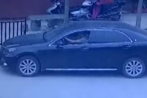 Gledajte na sopstvenu odgovornost! PREGAZIO DETE DOK JE PRIČAO TELEFONOM! (VIDEO)