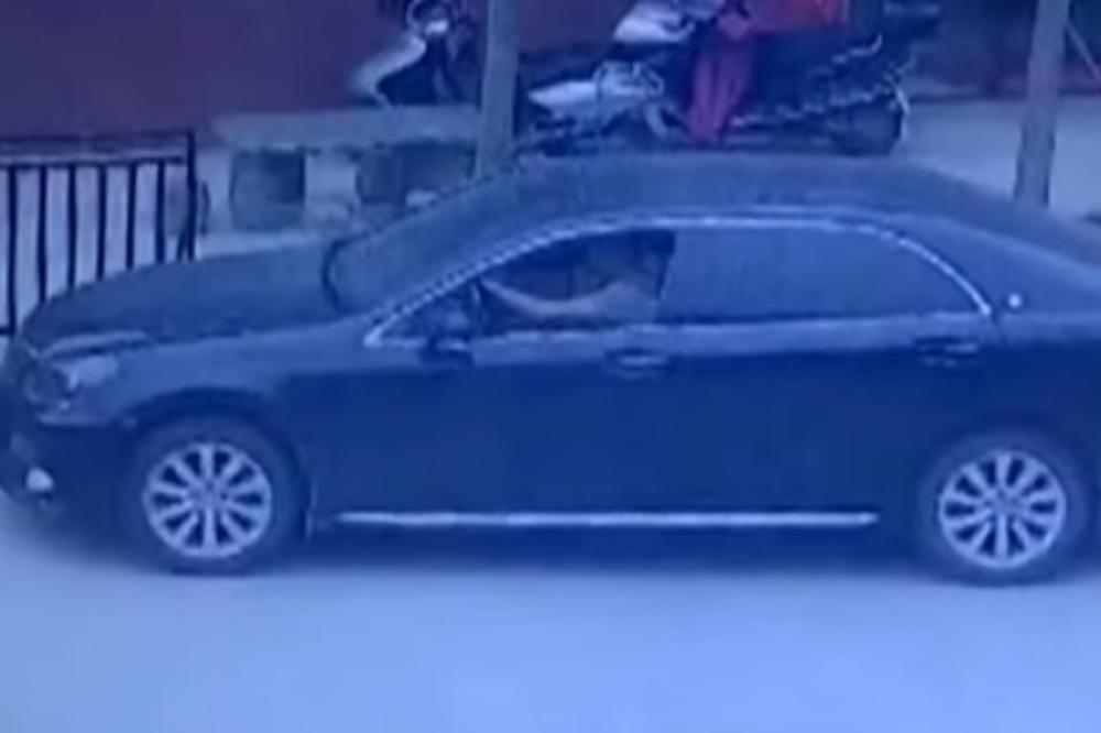 Gledajte na sopstvenu odgovornost! PREGAZIO DETE DOK JE PRIČAO TELEFONOM! (VIDEO)