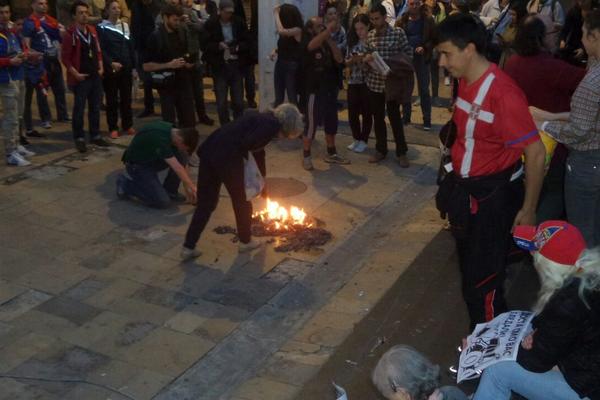 PROTESTI SE NE STIŠAVAJU: 26. dan gotov, okupljeni PALILI NOVINE ispred Rektorata! Sutra se nastavlja! (FOTO) (VIDEO)