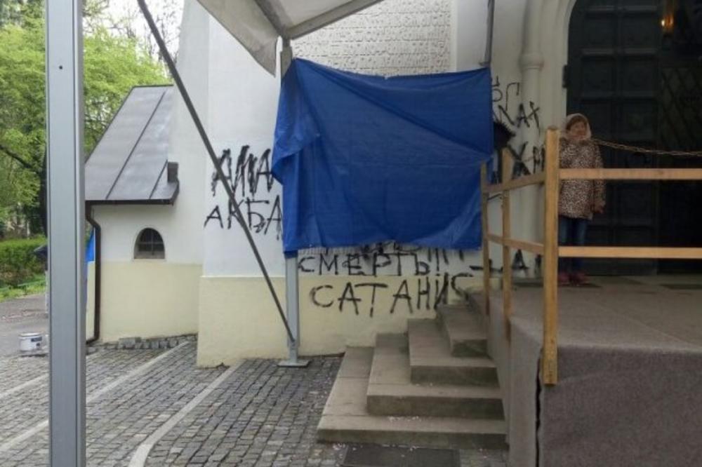 DŽIHADISTA OSKRNAVIO SRPSKU CRKVU U PRAGU: Klanjao se, pretio smrću, a onda napisao "Alahu akbar" i "Smrt je blizu"!