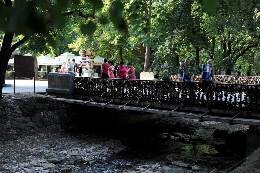 OVAJ MOST U SRBIJI POSTAO JE POZNAT U CELOM SVETU: Parovi se u Parizu zavetuju na VEČNU LJUBAV po ovom običaju!