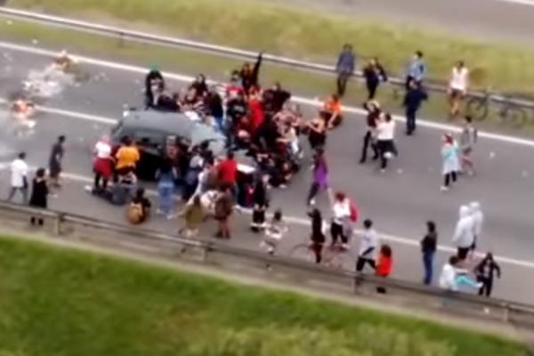 KOJI MONSTRUM MOŽE DA URADI OVO? Kolima pregazio grupu demonstranata! (VIDEO)