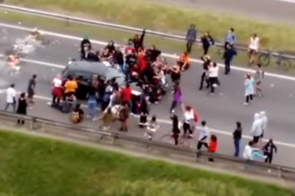 KOJI MONSTRUM MOŽE DA URADI OVO? Kolima pregazio grupu demonstranata! (VIDEO)