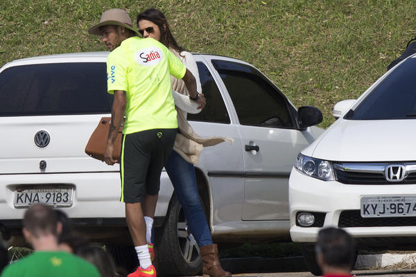 DEČKO, KO SI TI? Bivši Rijanin dečko "bacio udicu" Nejmarovoj ribi, Brazilac ga je surovo isprozivao zbog toga! (FOTO)