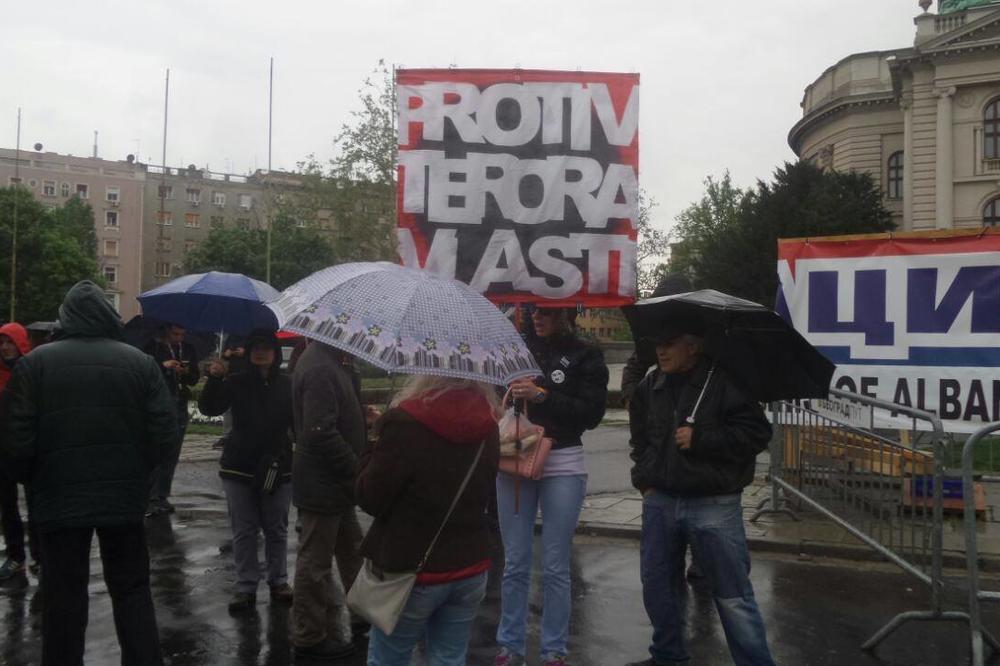 27. dan PROTESTA: Studenti ZAPALILI dnevne novine, i uzvikivali "bando režimska" ispred zgrade"Politike"! (VIDEO)