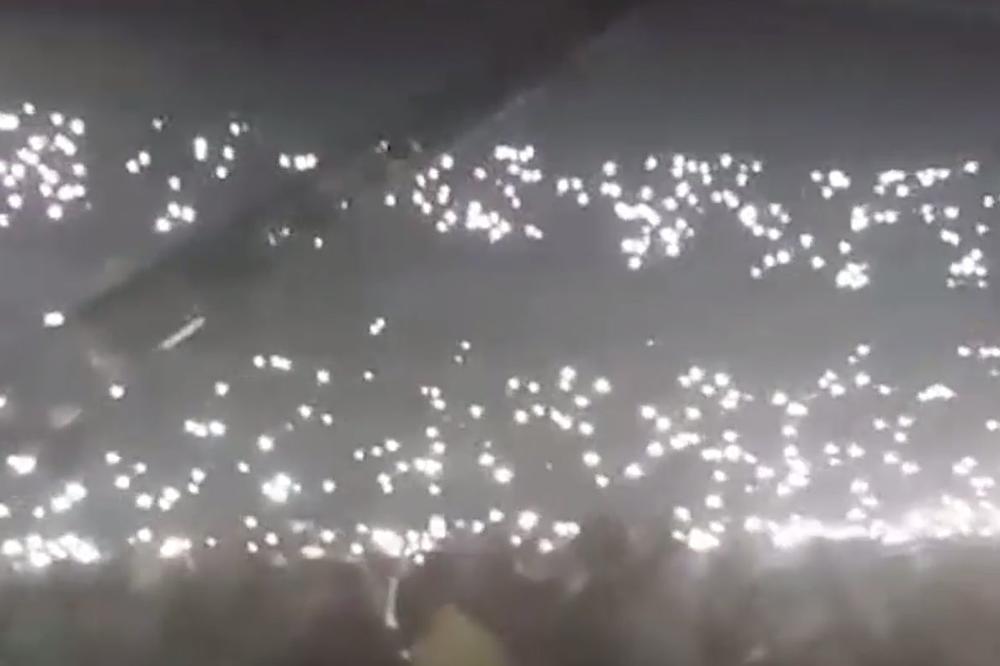 PUBLIKA JE U TRANSU OSVETLILA ARENU, A ONDA JE NA BINU IZAŠLA - ONA: I sve je EKSPLODIRALO! (VIDEO)