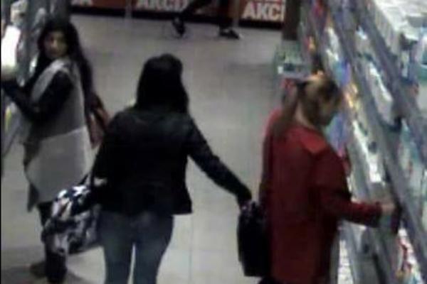SNIMLJENA BRUTALNA KRAĐA U NOVOM SADU! Ako znate ko su ove žene, odmah javljajte policiji! (FOTO)