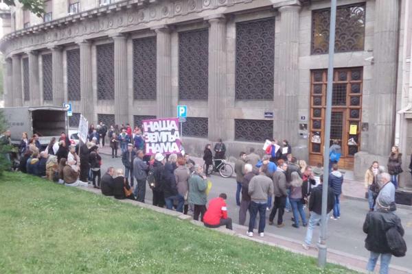 28. DAN "PROTESTA PROTIV DIKTATURE": Studenti ispred MINISTARSTVA KULTURE, čudan incident na samom KRAJU šetnje! (FOTO)