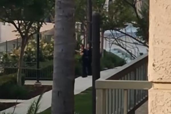 MASAKR U KALIFORNIJI: U jednoj ruci držao pivo, u drugoj pištolj, ubio jednu osobu, 6 u kritičnom stanju! (VIDEO)