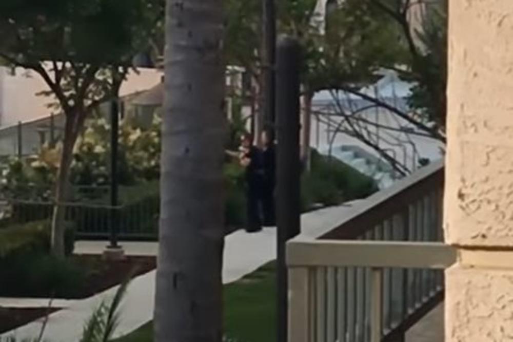 MASAKR U KALIFORNIJI: U jednoj ruci držao pivo, u drugoj pištolj, ubio jednu osobu, 6 u kritičnom stanju! (VIDEO)
