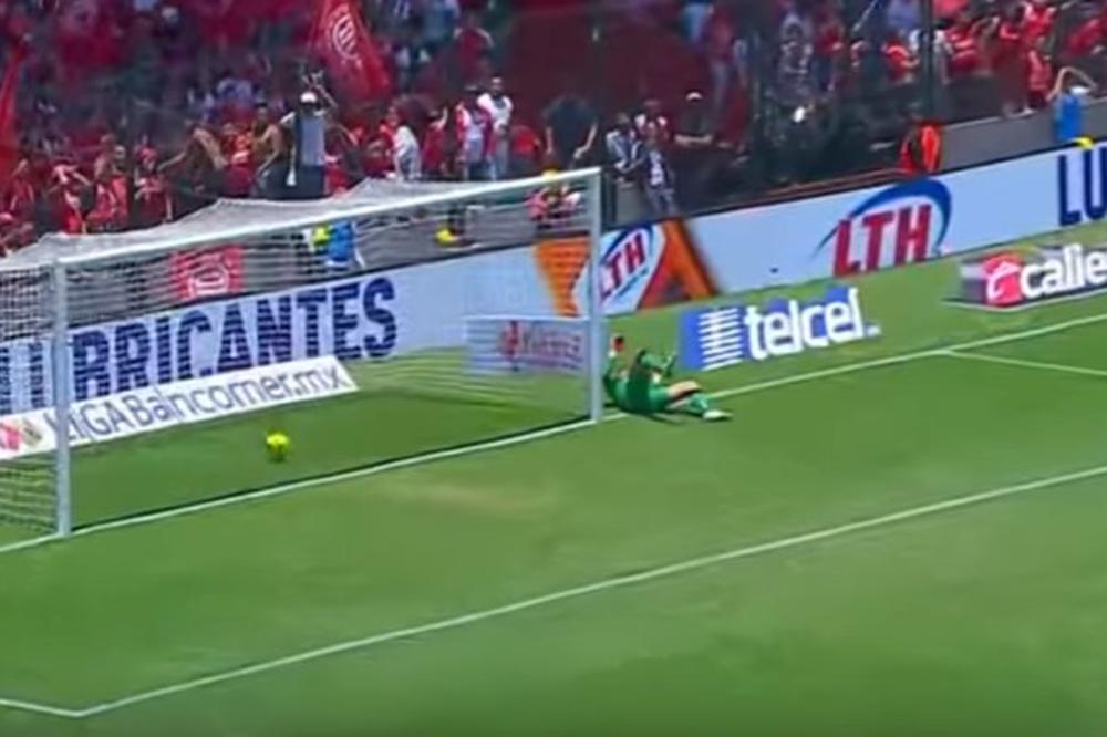 GOL DECENIJE, VEKA... MA, MILENIJUMA! Brazilac sa pola terena poslao projektil u rašlje! Svet mu se klanja!   (VIDEO)