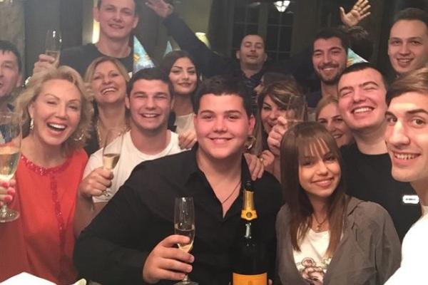 PUNA KUĆA LJUDI, ALKOHOLA I HRANE: Ma kakav uranak, 1. maj u domu Lepe Brene je zakon, a na meniju je i od ptice mleko! (FOTO)