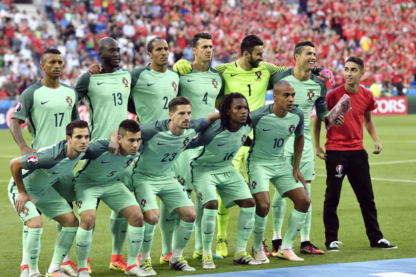 MRZITE DA VAM NEKO UPADA U KADAR? A šta kažete na fotku sa kraljicom, omiljenim sportistom ili premijerom? Najboljih 6 fotobombi ikada! (FOTO)