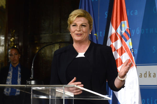 KOLINDA JE ZVEZDA U INDIJI! Ubeđeni su da hrvatska predsednica NEMA PARA, pa zato sama kreči kuću! (FOTO)