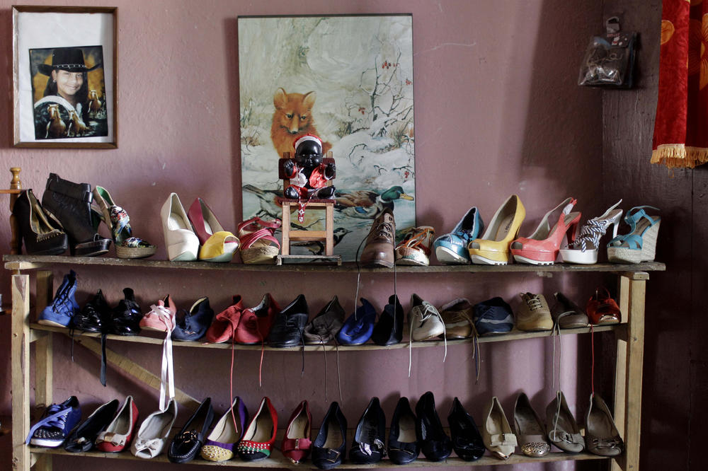 "IZUVALI SE?" Čuveno pitanje podelilo Srbiju - da li treba OBUVEN ući u KUĆU, i ZAŠTO NE! (FOTO)