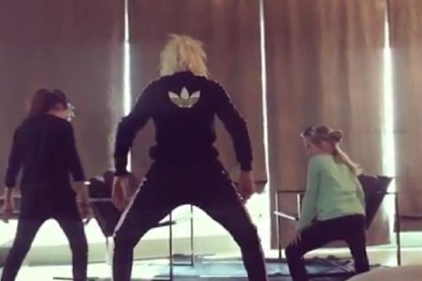 IZBACITE GUZU, AJMO! Šta je OVO? Karleuša uči svoje 2 maloletne ćerke da TVERKUJU! (VIDEO)