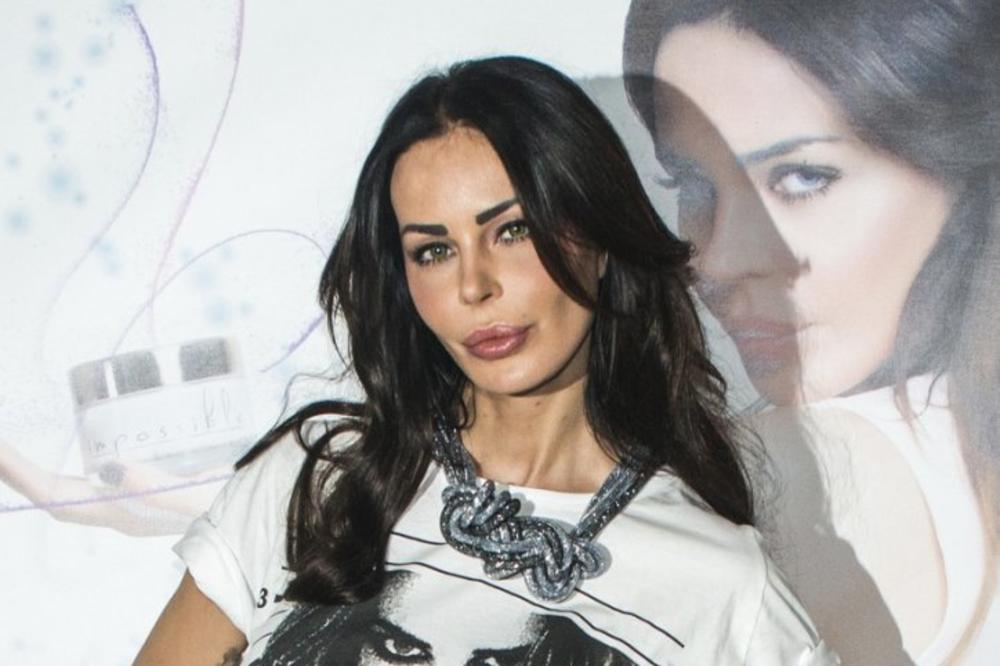 UPROPASTILA SE SILIKONIMA I BOTOKSOM! Ovako je Nina izgledala pre operacija kad se pojavila u spotu Rikija Martina
