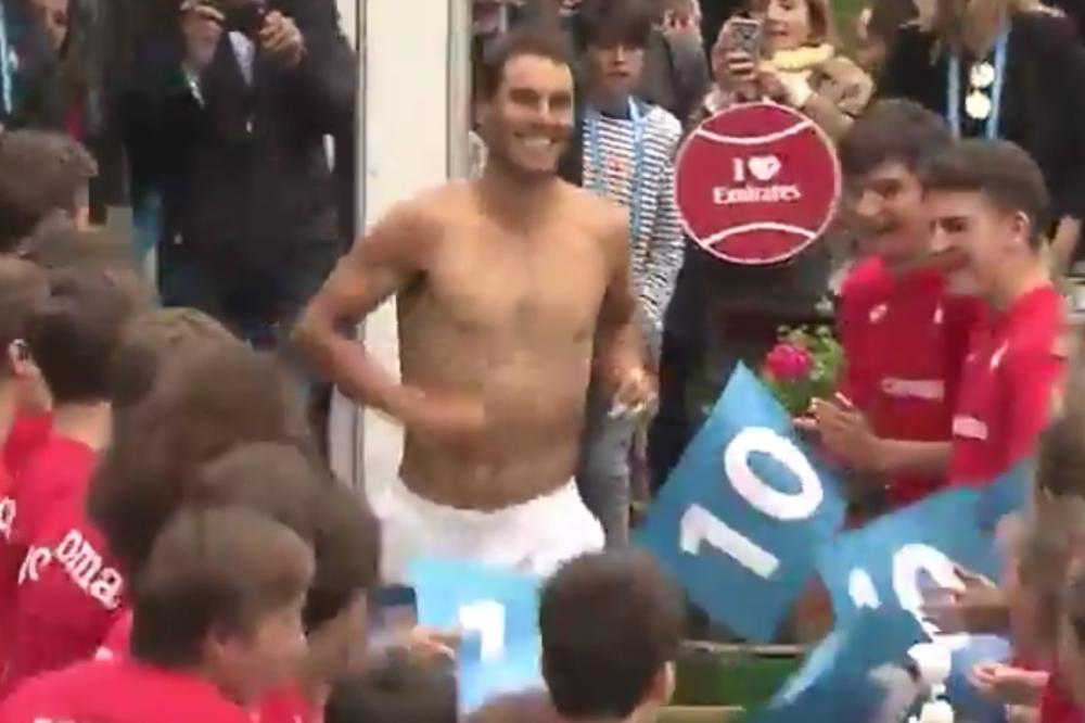 KAKAV BLAM! Rafi Nadalu spale gaće dok je proslavljao titulu u Barseloni! (VIDEO)