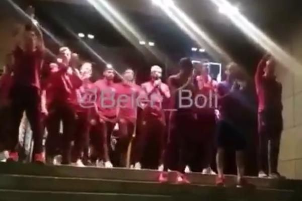 NIŠTA OSIM TEBE! Navijači Atletika svojim ljubimcima priredili scenu koju nikad neće zaboraviti! (VIDEO)