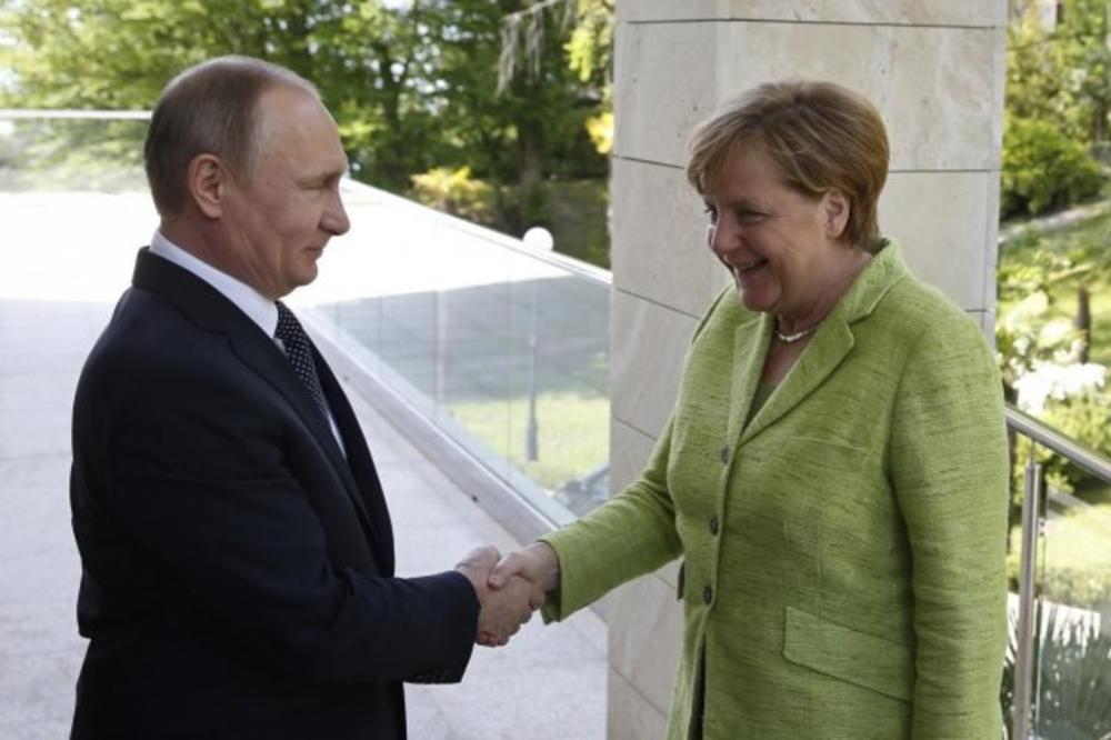 DA LI JE SLUČAJNO ODABRALA ZELENI SAKO? Pogledajte odevne cake Angele Merkel koje je iskoristila pri susretu sa Putinom! (FOTO)