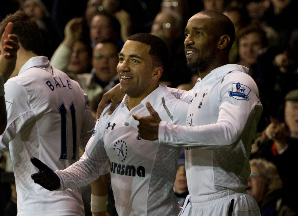 Aron Lenon (levo) u društvu Defoa