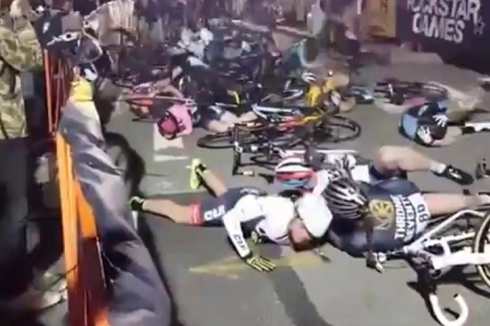 OVO IDE U SPORTSKE ŠPICE! Završetak biciklističke trke pretvorio se u TOTALNI HAOS! (VIDEO)