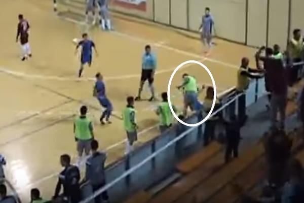 SKANDAL NA SRPSKOM DERBIJU: Nabo glavom, pa pesnicom protivnika, jer je slavio gol, policija ga jedva spasila od besnih navijača! (VIDEO)