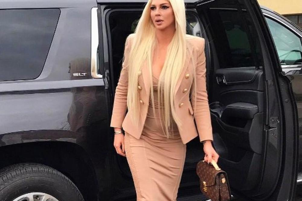 NEPRSKANE JABUKE, PAPAGAJI, EVIAN... ali to je tek početak! Karleušina lista zahteva pred koncert je DA SE KRSTITE! (FOTO)